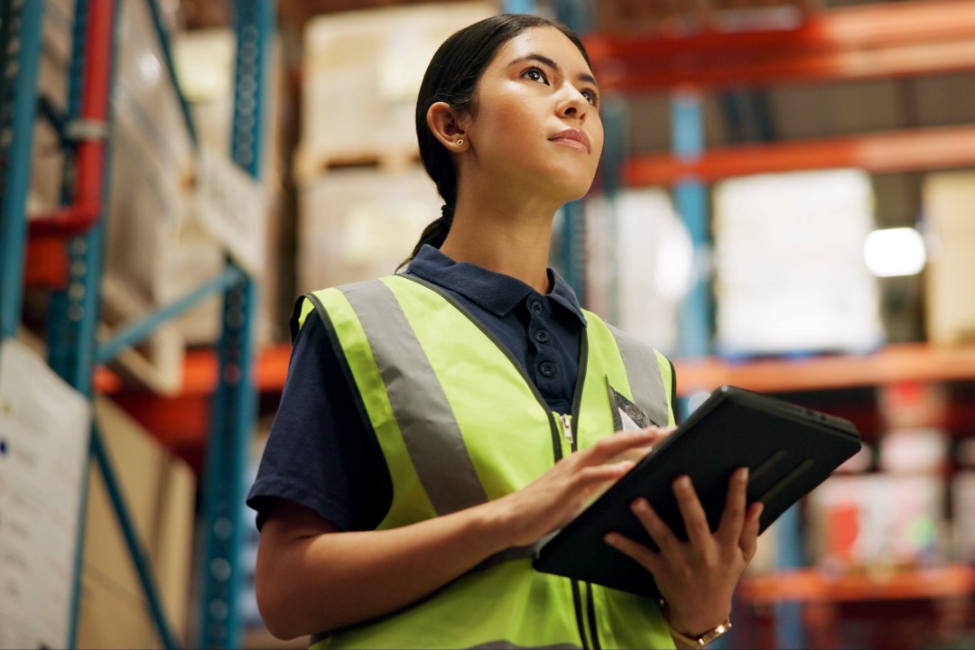 Pensamiento, almacén y mujer en tablet para inspección, inventario y stock online. Fabricación, distribución y persona en tecnología digital para logística, mantenimiento y lista de cadena de suministro en fábrica.