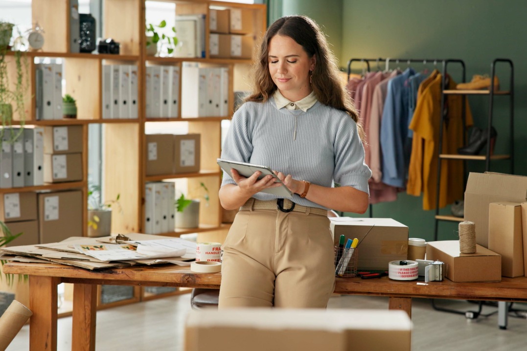 Mujer, tableta y lista de control para pequeña empresa, comercio electrónico y boutique de nueva creación con ventas en línea. Propietario, planificación de entregas y sitio web digital para tienda en Internet, servicio minorista y control de calidad.